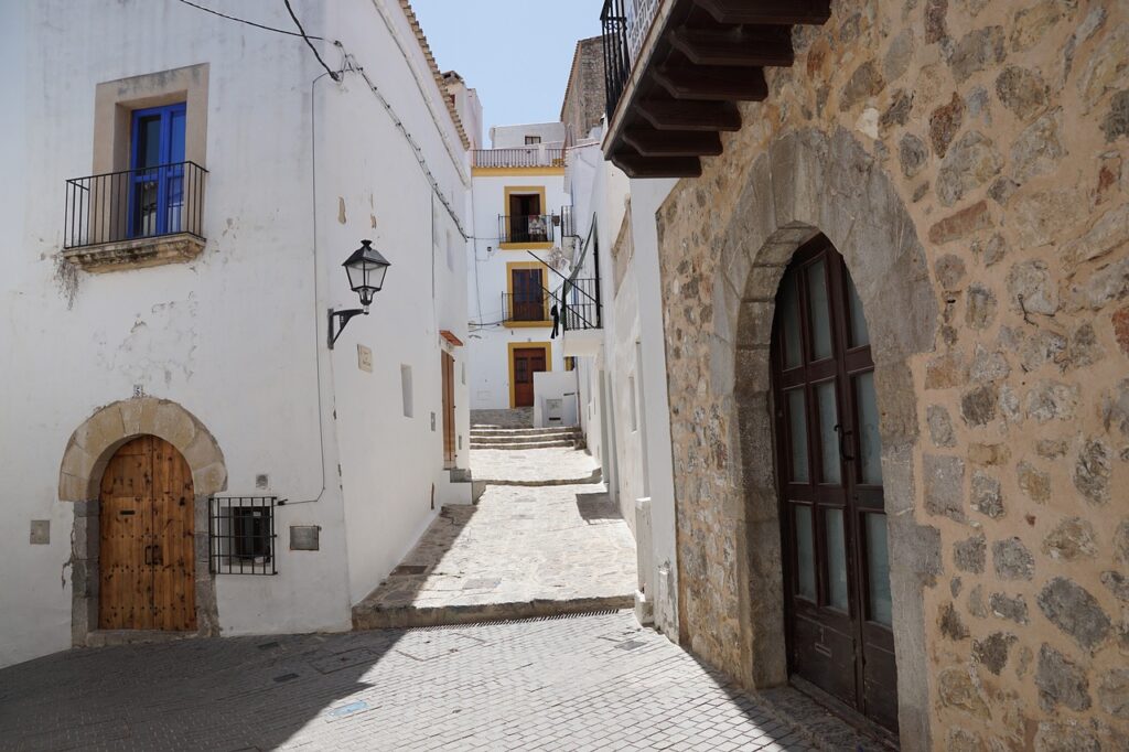 Ibiza in moto: una vacanza indimenticabile