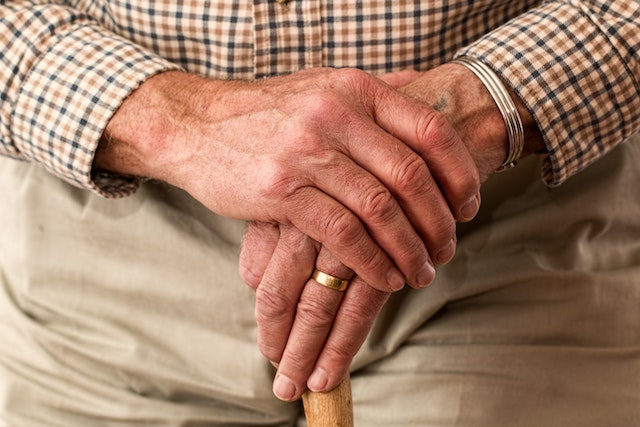 Monitoraggio dei Battiti per Minuto: Un Passo Verso la Salute Cardiaca degli Anziani